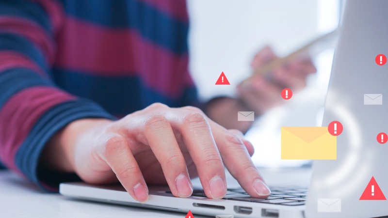 internaute reçoit des spam